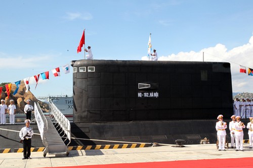 Cérémonie de hissement du drapeau national sur les deux premiers sous-marins - ảnh 2